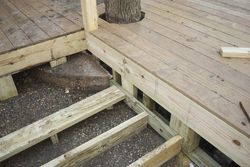 ../images/deck-2013/stair-framing.250x188.jpg