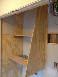 ../images/server-closet/fixed-shelves.188x250.jpg